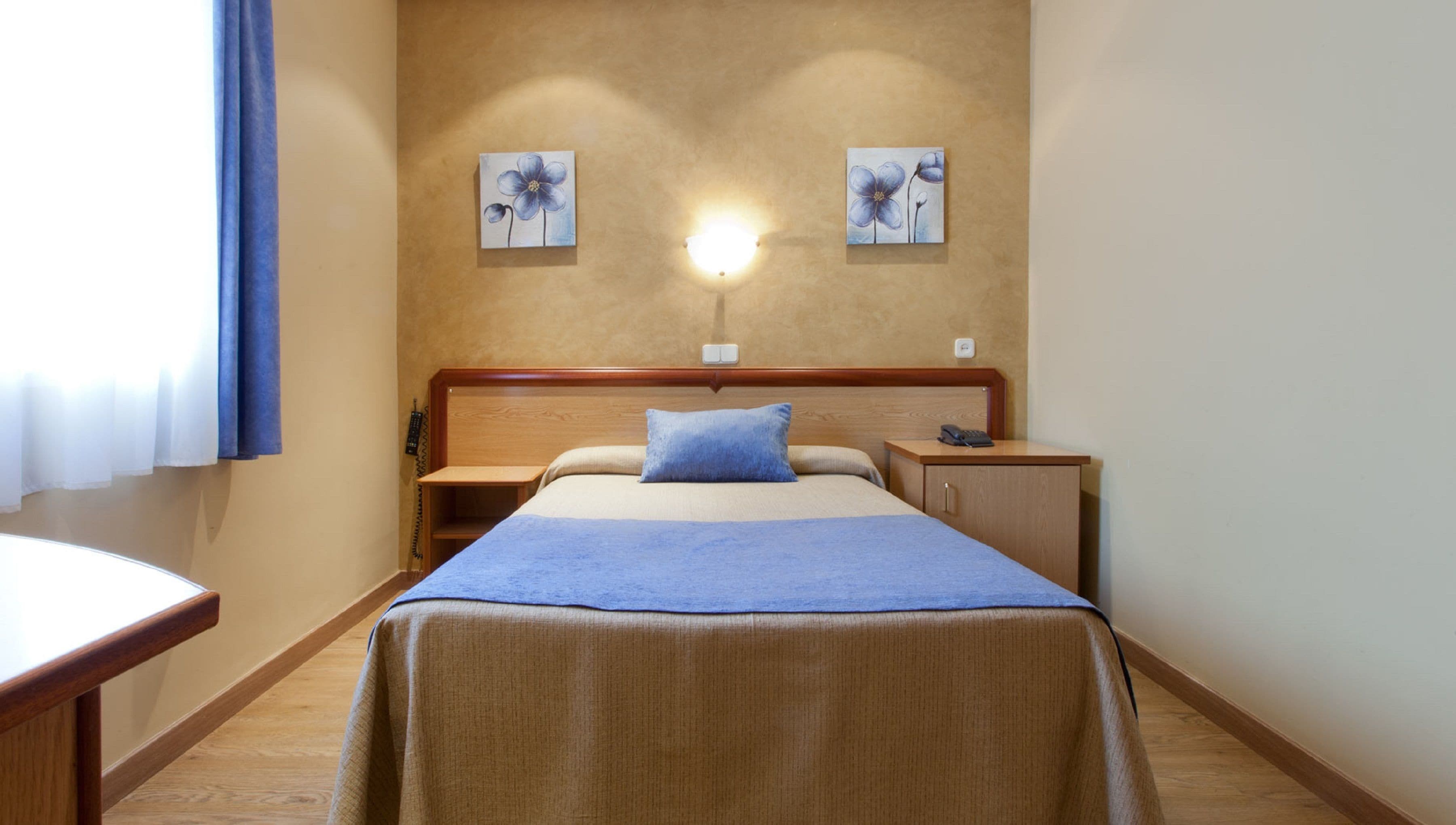 standard single room, 1 single bed | in-room safe, desk, blackout curtains, free cots/infant beds