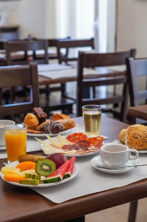 Bữa sáng kiểu Âu hàng ngày với phụ phí nhỏ 