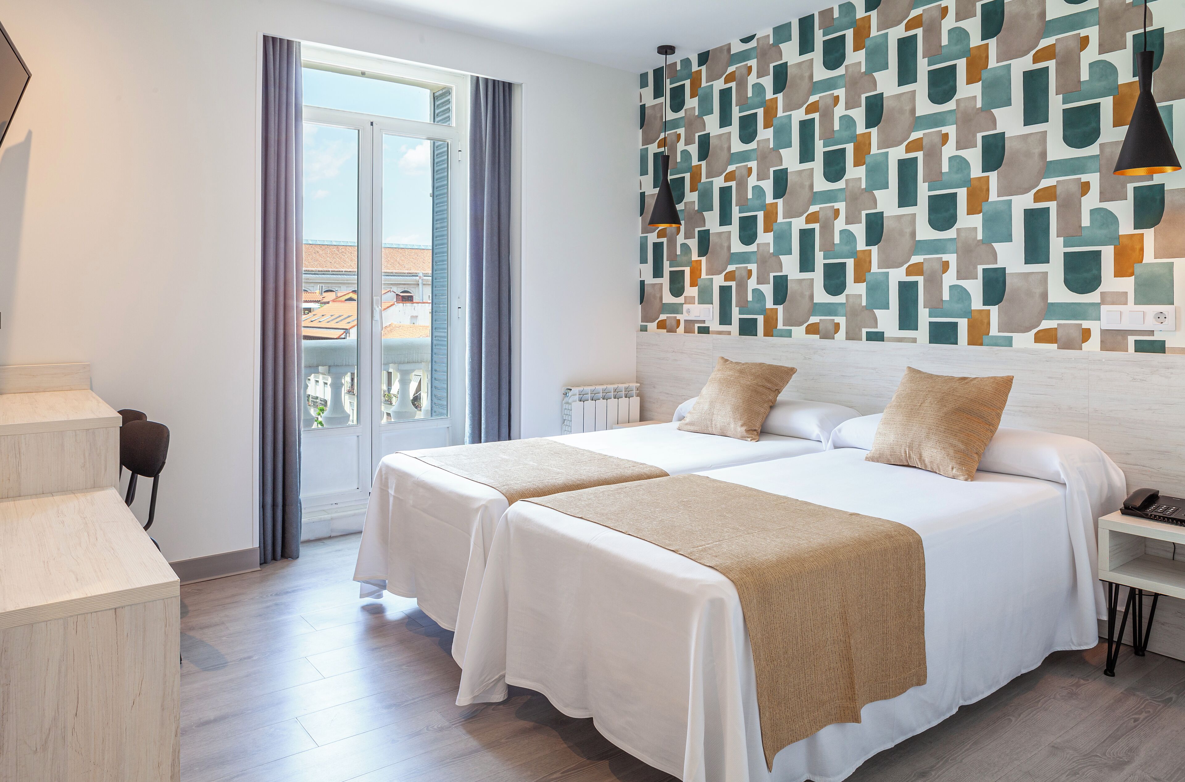 Habitación estándar con 2 camas individuales | Caja fuerte, escritorio, cortinas opacas y cunas gratuitas