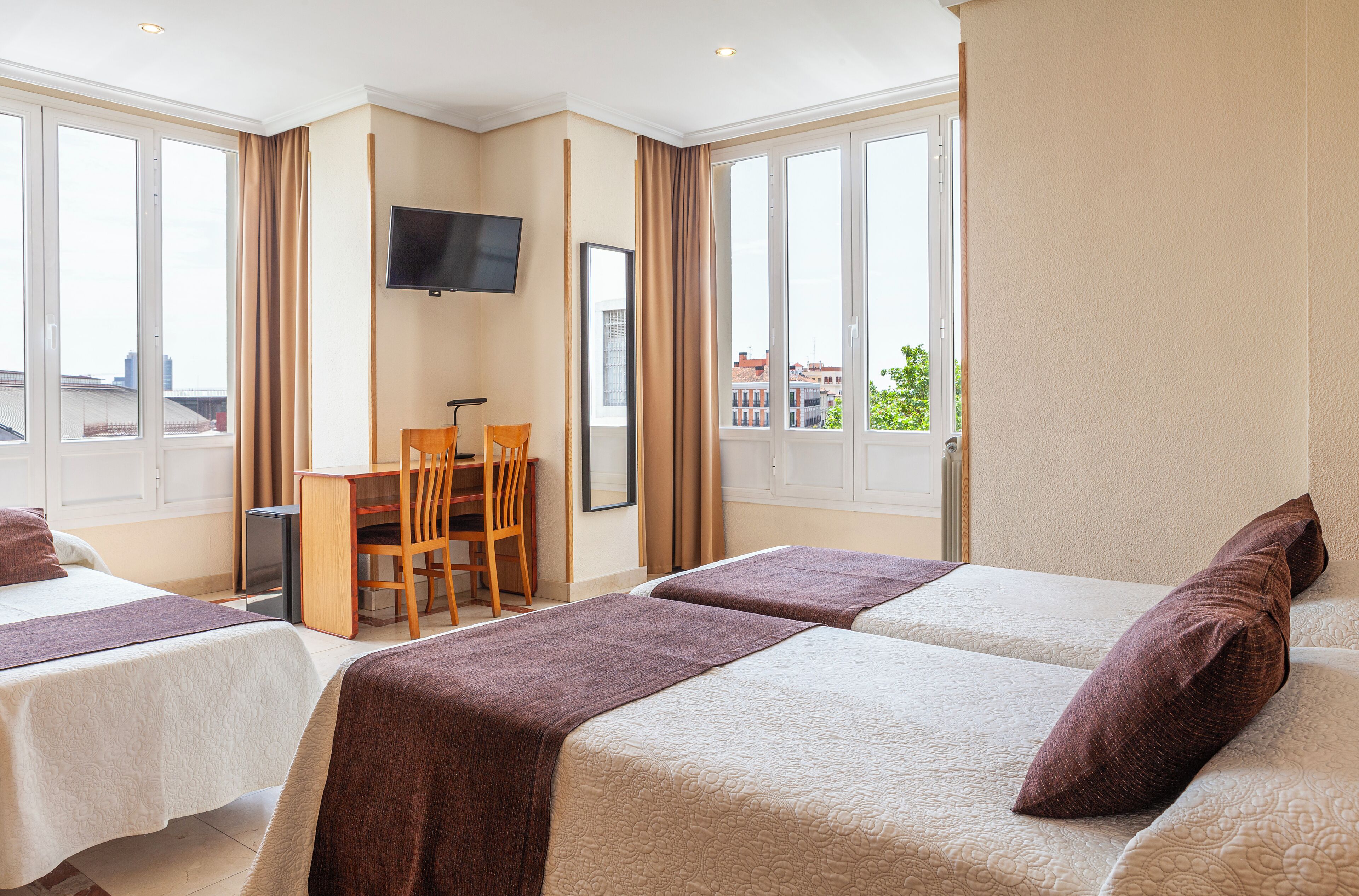 Habitación triple estándar, 3 camas individuales | Caja fuerte, escritorio, cortinas opacas y cunas gratuitas