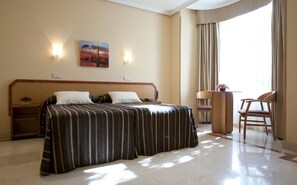 Standard Twin Room | In-room safe, desk, blackout curtains, free cots/infant beds - Hotel Mediodia (Madrid)