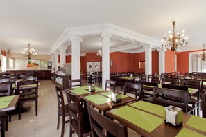 Café da manhã continental todos os dias (EUR 12 por pessoa) 