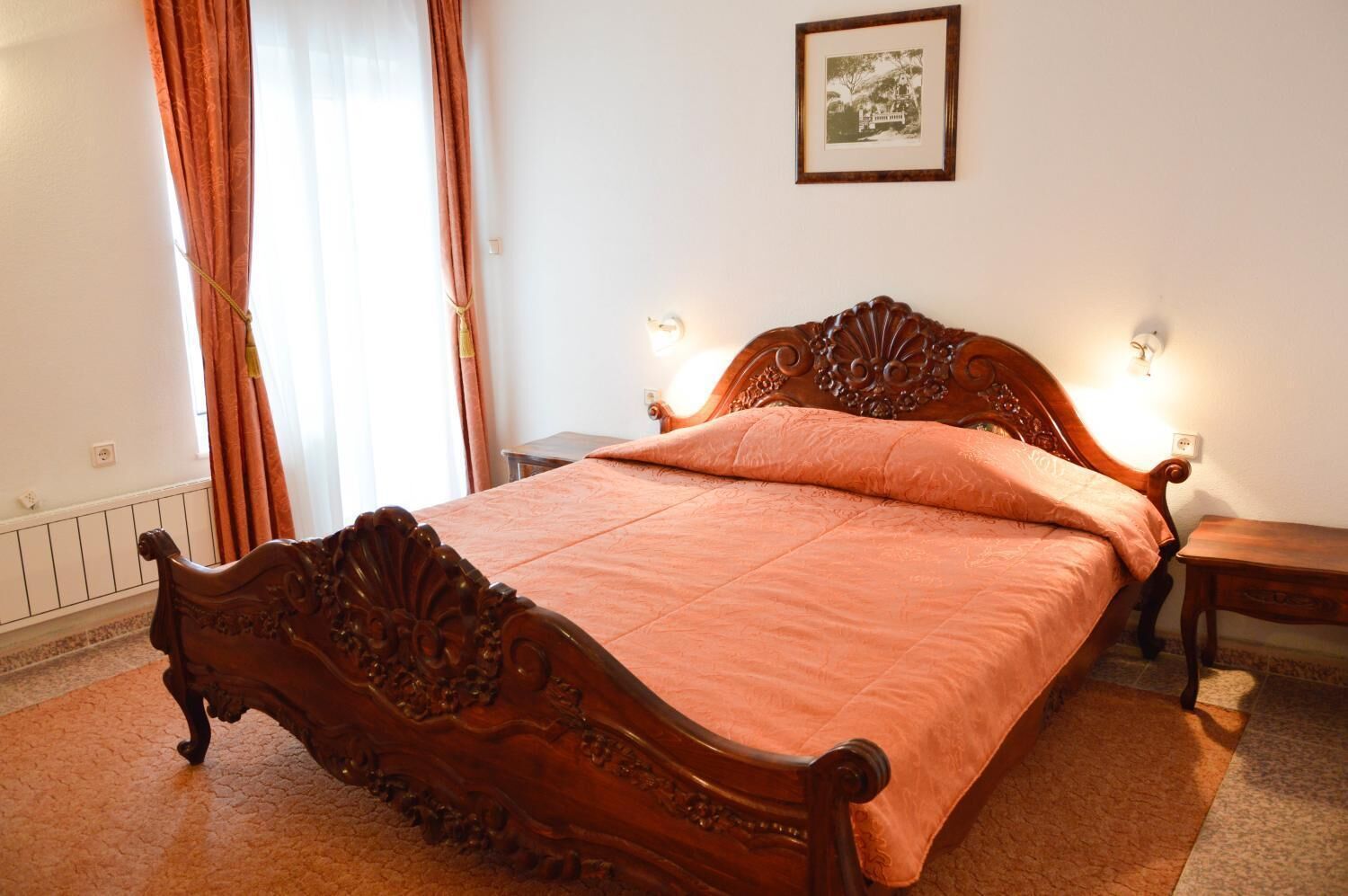 1 Schlafzimmer, hochwertige Bettwaren, Schreibtisch