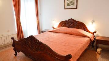 1 Schlafzimmer, hochwertige Bettwaren, Schreibtisch