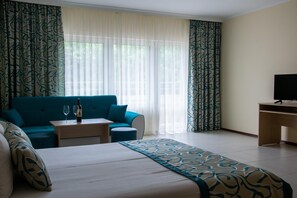1 bedroom, premium bedding, desk, free cribs/infant beds