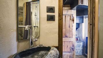 Habitación doble clásica, 1 cama matrimonial, vista a la montaña | Ropa de cama de alta calidad y camas con efecto memoria