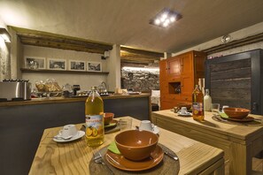 Free daily local cuisine breakfast - Maison La Saxe (Courmayeur)