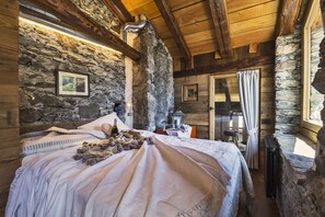 Honeymoon Suite, 1 Bedroom, Balcony | Memory foam beds, soundproofing, free WiFi, bed sheets - Maison La Saxe (Courmayeur)