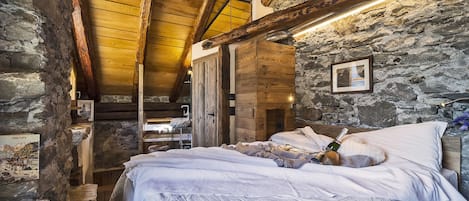 Honeymoon Suite, 1 Bedroom, Balcony | 1 bedroom, memory-foam beds, soundproofing, free WiFi