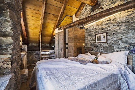 Honeymoon Suite, 1 Bedroom, Balcony | 1 bedroom, memory foam beds, soundproofing, free WiFi