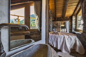 Honeymoon Suite, 1 Bedroom, Balcony | Memory foam beds, soundproofing, free WiFi, bed sheets