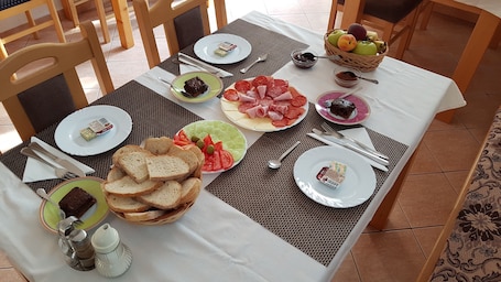 Petit déjeuner continental servi tous les jours en supplément. St. George B&B