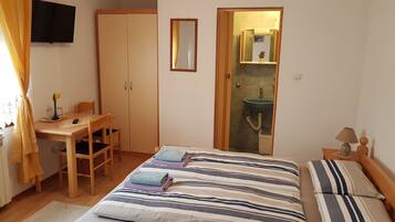 Standard-Dreibettzimmer | Schreibtisch, schallisolierte Zimmer, kostenloses WLAN, Bettwäsche