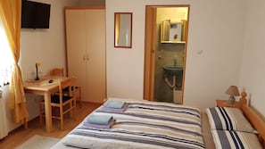 Quarto triplo standard | Escrivaninha, quartos à prova de som, Wi-Fi de cortesia, roupa de cama