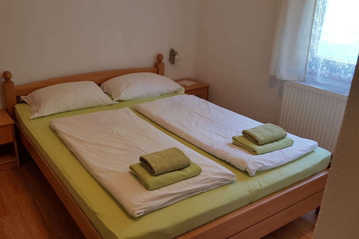 Economy tweepersoonskamer, uitzicht op bergen | Een bureau, geluiddichte muren, gratis wifi, beddengoed