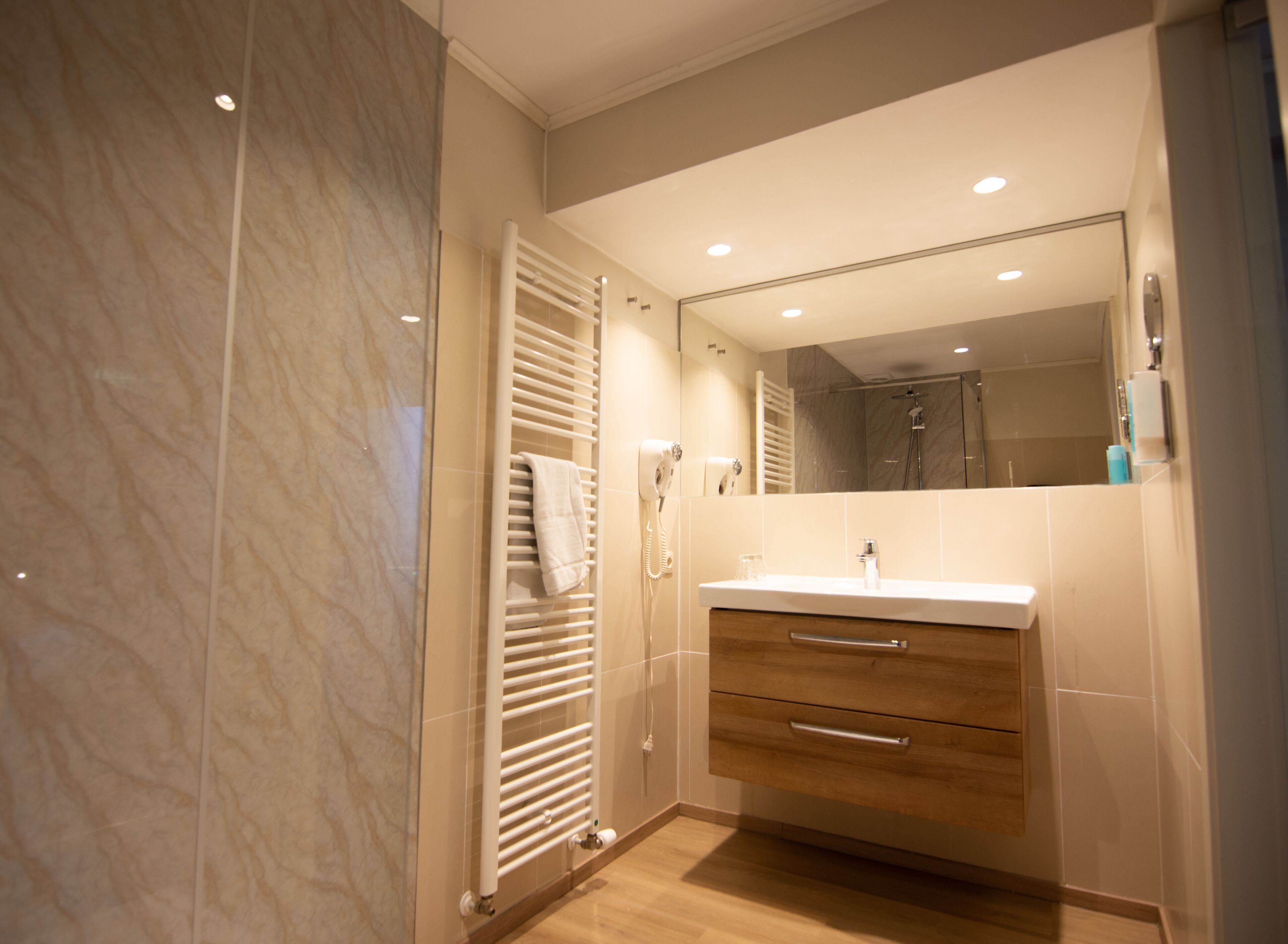 standard twin room | bathroom | free toiletries, hair dryer, towels