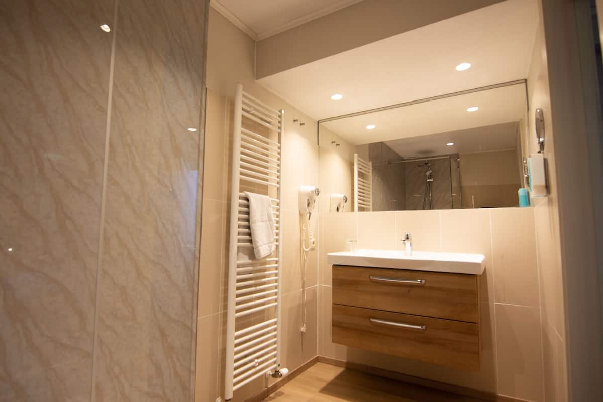 standard twin room | bathroom | free toiletries, hair dryer, towels