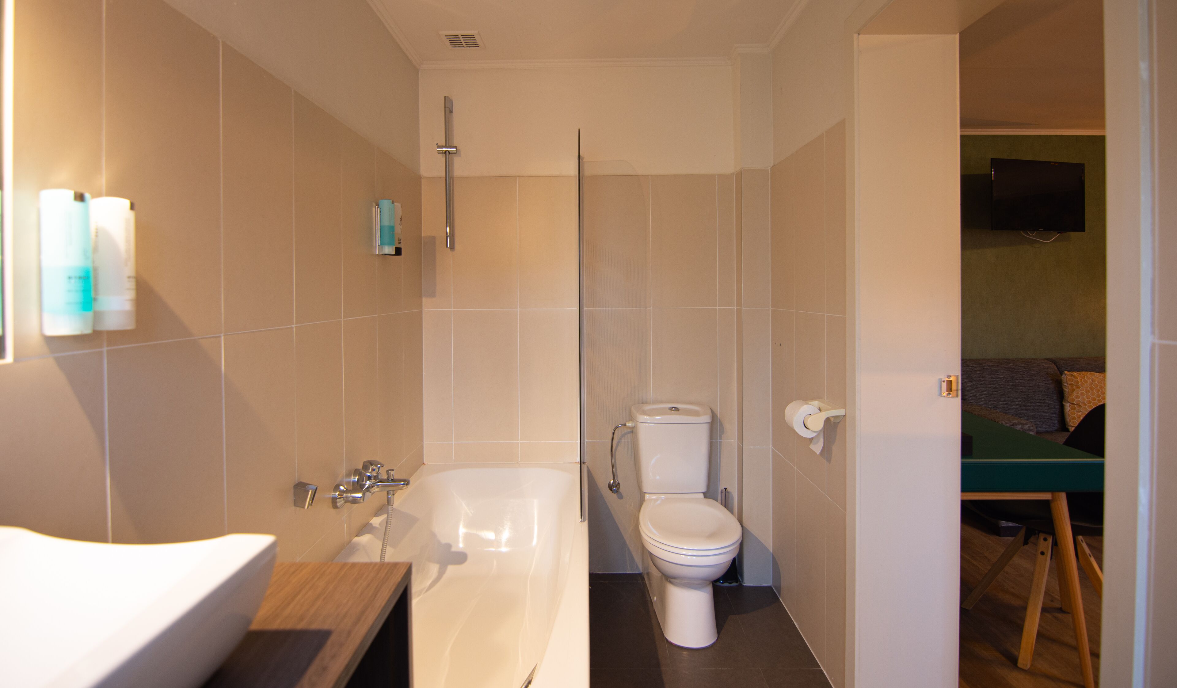deluxe double room | bathroom | free toiletries, hair dryer, towels