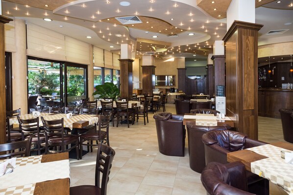 Se sirven desayunos, almuerzos y cenas; cocina internacional