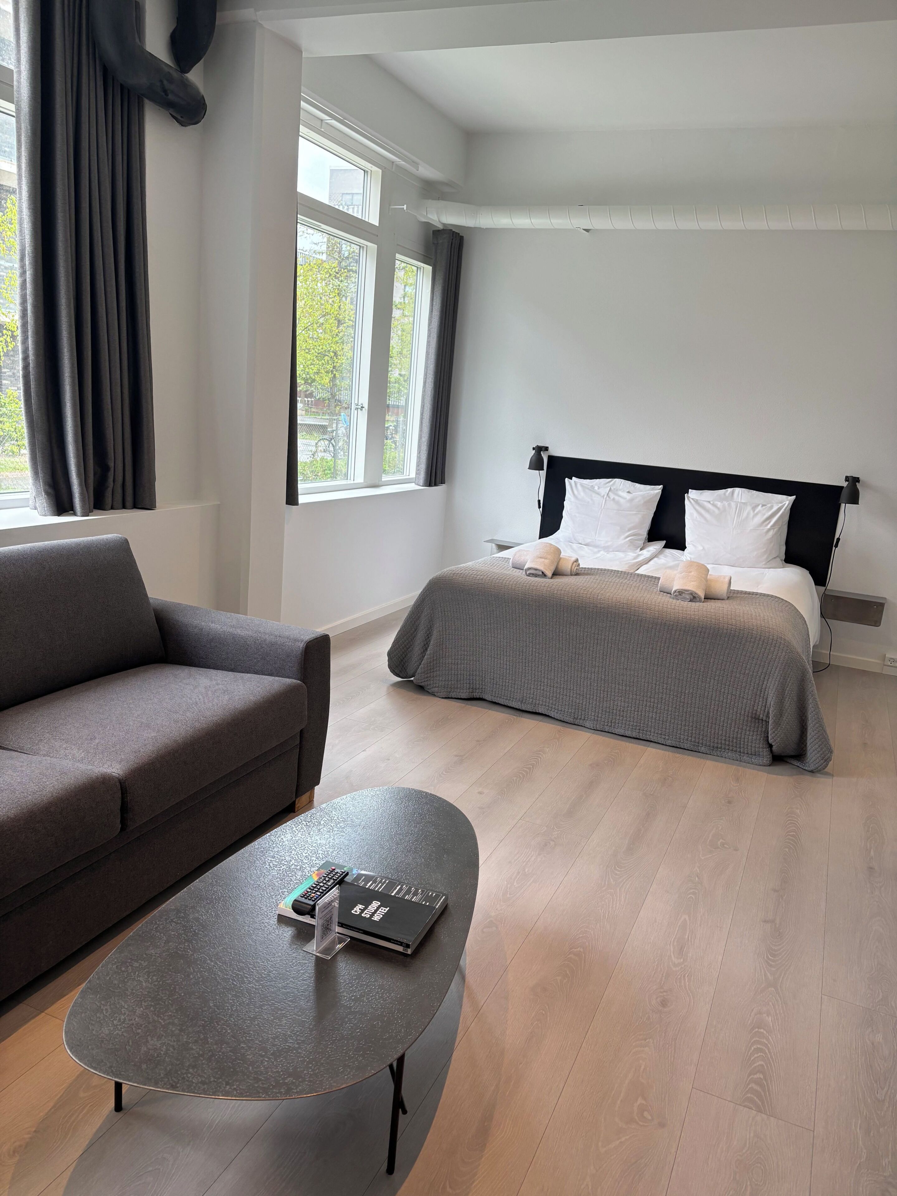Dreibettzimmer, 1 Queen-Bett und Schlafsofa, Kochnische | Kostenloses WLAN, Bettwäsche