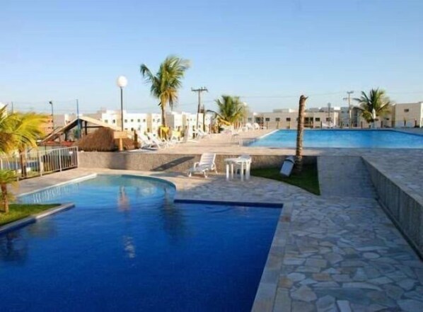 Kolam renang outdoor, dengan payung kolam renang dan kursi berjemur