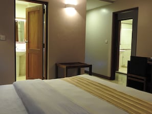Premier Room | Premium bedding, in-room safe, desk, blackout drapes