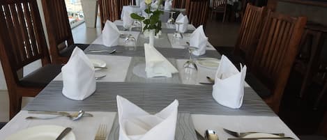 Aperto a colazione, pranzo e cena, cucina locale e internazionale