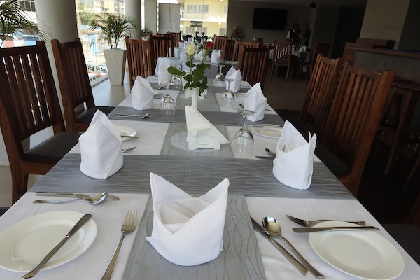 Serveert ontbijt, lunch, diner, lokale en internationale gerechten