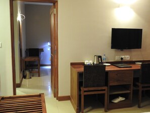 Premium bedding, in-room safe, desk, blackout curtains - Venus Premier Hotel (Arusha)