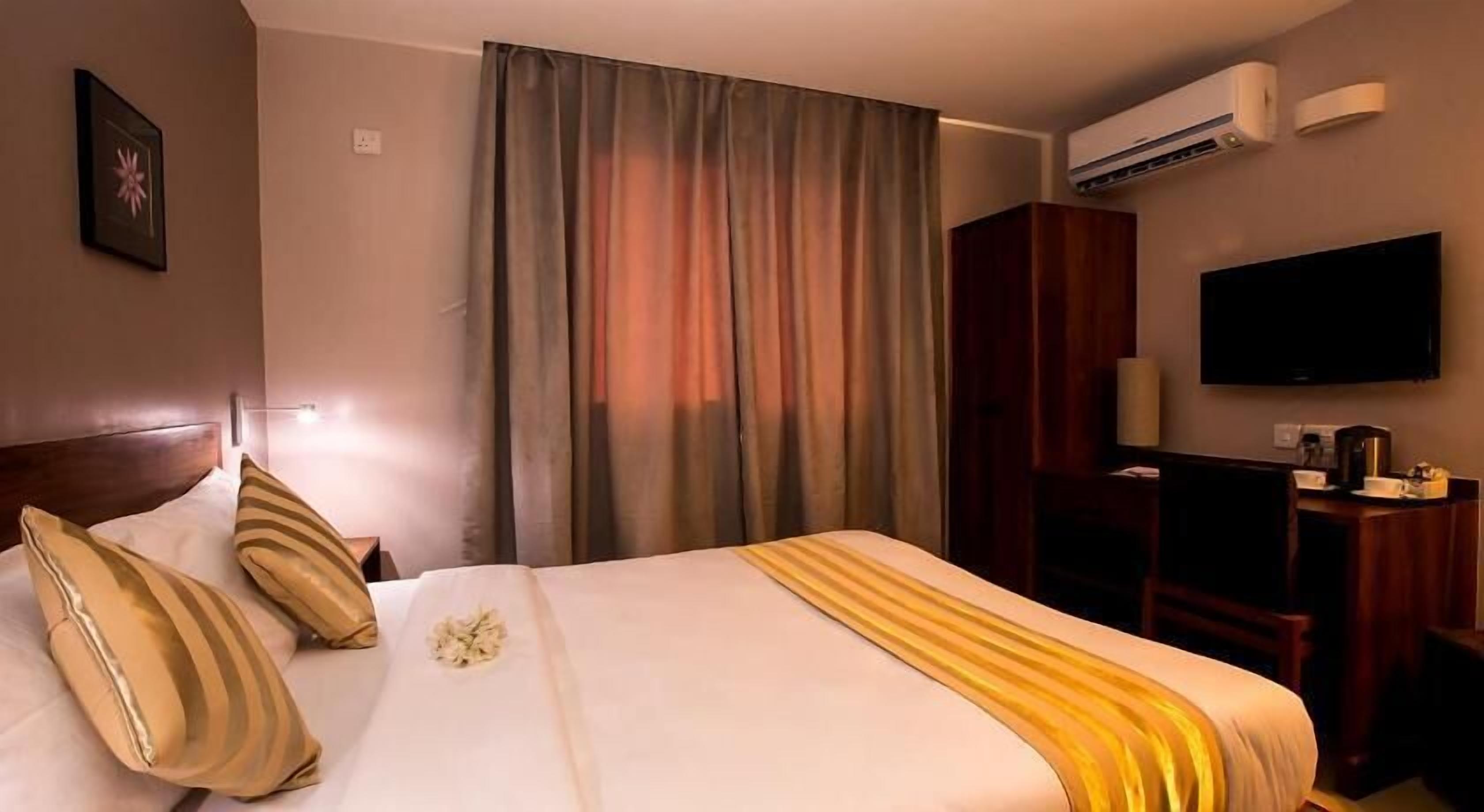 Premium bedding, in-room safe, desk, blackout drapes