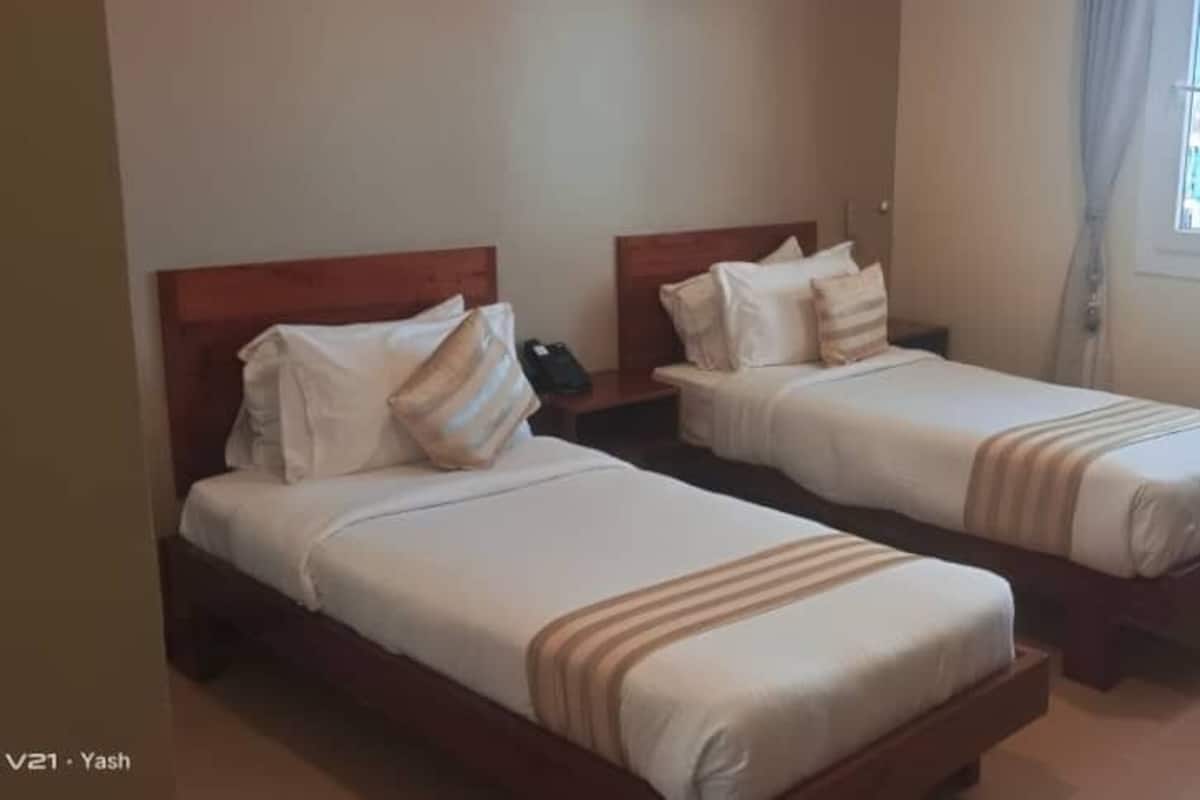 Standard-Zweibettzimmer, 2 Schlafzimmer | Hochwertige Bettwaren, Zimmersafe, Schreibtisch, Verdunkelungsvorhänge