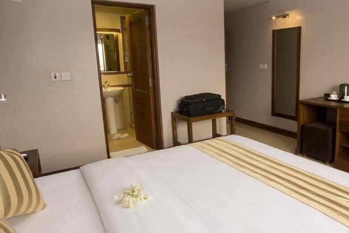 Premier Room | Premium bedding, in-room safe, desk, blackout drapes