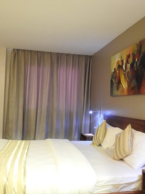 Premium bedding, in-room safe, desk, blackout curtains - Venus Premier Hotel (Arusha)