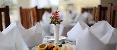 Se sirven desayunos, almuerzos y cenas; cocina local e internacional