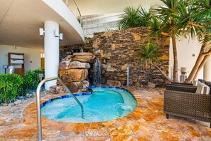 Luxury-Apartment, Mehrere Betten, Blick auf den Innenhof (Hyatt - 310) | Pool | Außenpool