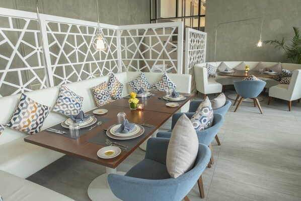 2 restaurants, breakfast, lunch, dinner served; international cuisine