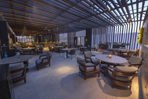 2 restaurants, breakfast, lunch, dinner served; international cuisine