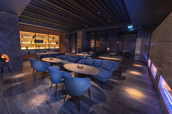 2 restaurants, breakfast, lunch, dinner served; international cuisine