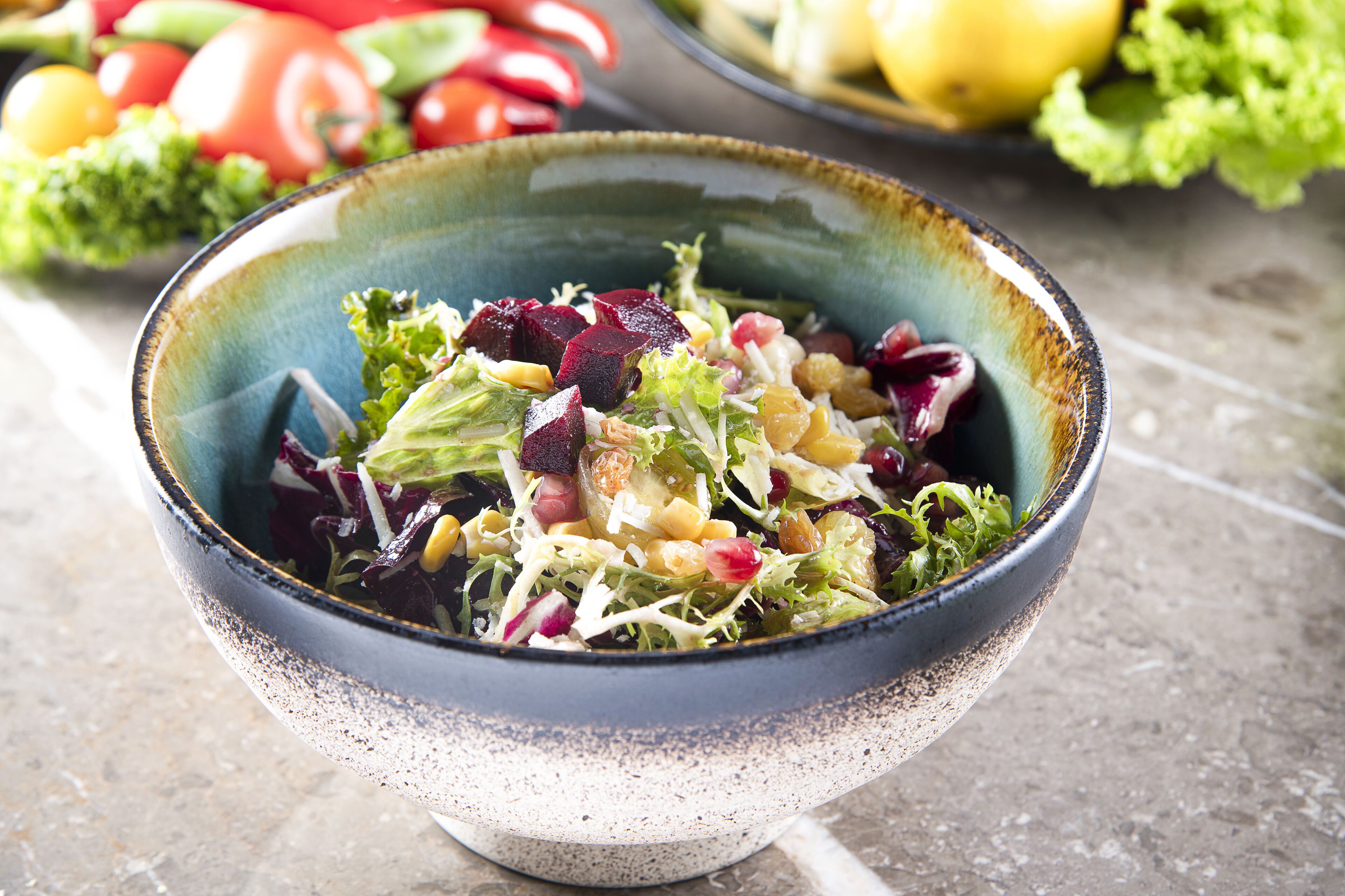 Eine Schüssel mit Salat, verschiedenen Gemüsesorten und Getreide.