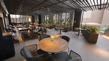 2 restaurants, breakfast, lunch, dinner served; international cuisine