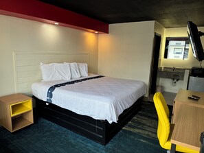 Deluxe Single Room, 1 King Bed | Premium bedding, desk, iron/ironing board, free WiFi