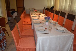 Frühstück, Mittagessen, Abendessen, lokale und internationale Küche 