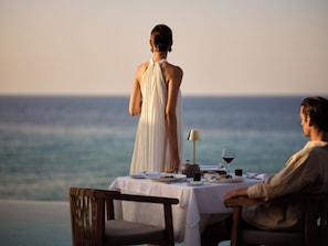 3 restaurants, breakfast, lunch, dinner served; international cuisine