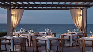 3 restaurants, breakfast, lunch, dinner served; international cuisine