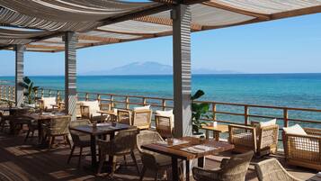 3 restaurants; breakfast, lunch and dinner served