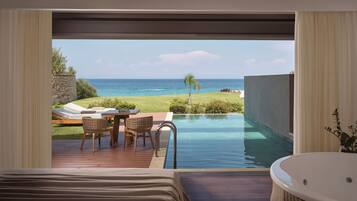 Una camera da letto con vista sulla piscina e sull'oceano.