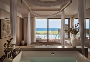Baignoire et douche séparées, articles de toilette de luxe