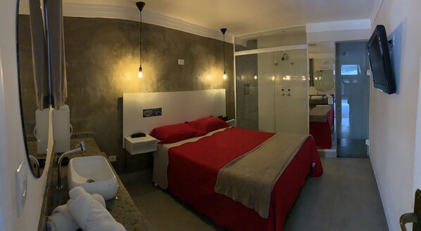 プレミアム ルーム | ミニバー、デスク、WiFi (無料)、ベッドシーツ