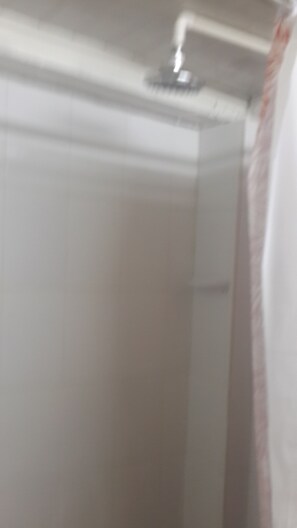 Family Backpackers Fan Room | Bathroom | Shower, free toiletries - Julian Guest House (Georgetown)