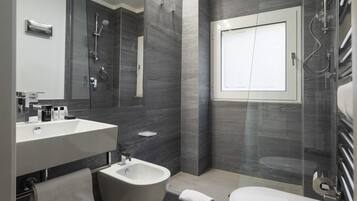 Superior Apartment (passeggiata di Ripetta 25) | Bagno | Vasca e doccia separate, set di cortesia gratuito, asciugacapelli